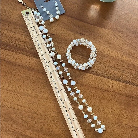 Liz Claiborne White Pearl Jewelry Set - Picture 9 of 9